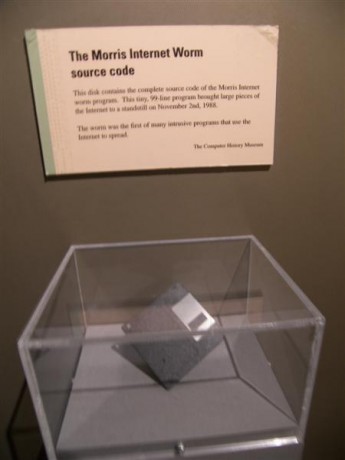 Disketa_obsahující_zdrojový_kód_červa_Morris_uložená_v_Bostonském vědeckém muzeu.